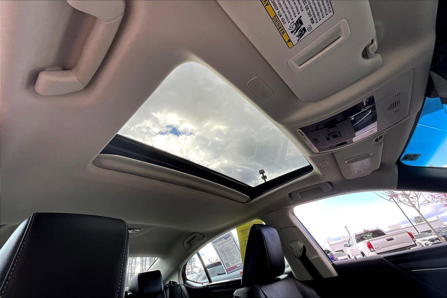 Used 2025 Lexus ES 300h w/ Luxury Package image 17