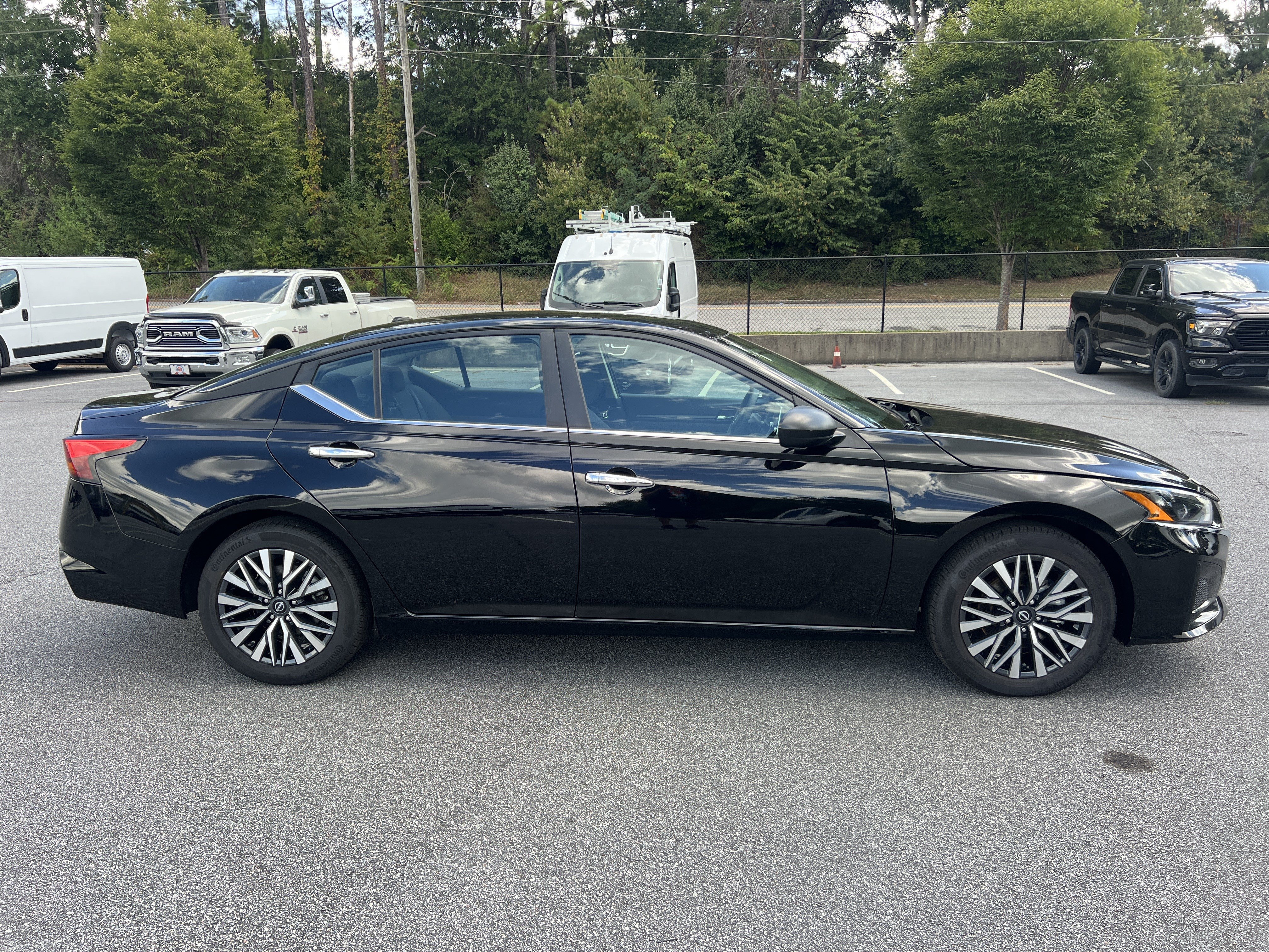 Used 2025 Nissan Altima 2.5 SV FWD image 9