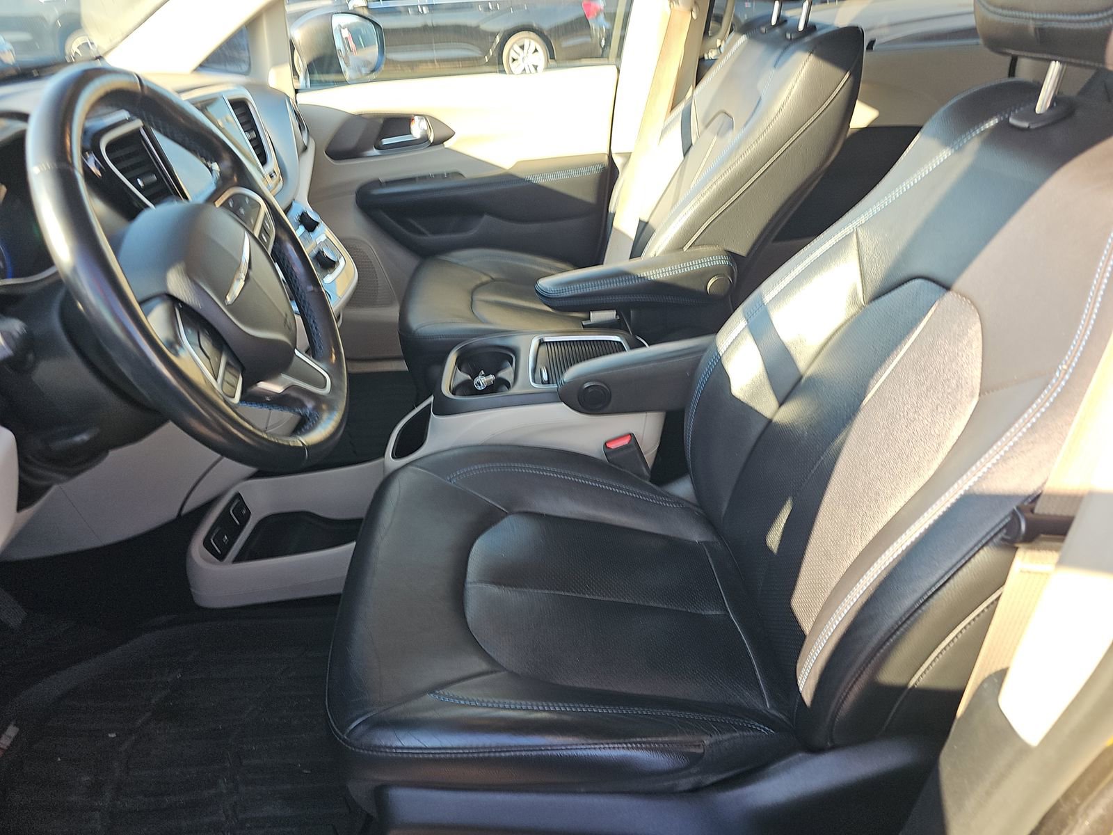 Used 2021 Chrysler Pacifica Touring-L image 10