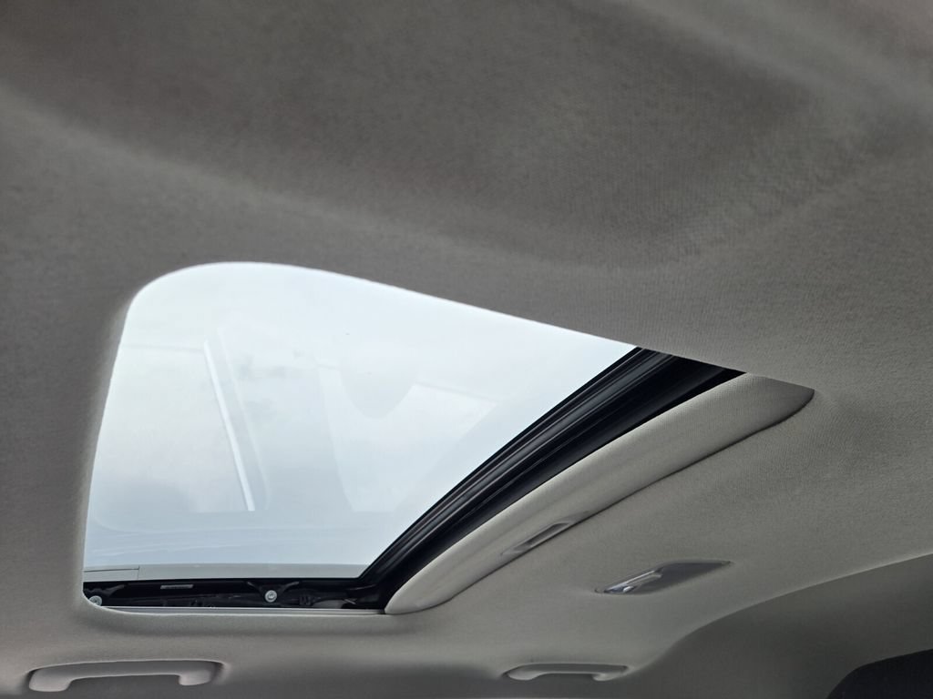 Certified 2023 Hyundai Venue SEL FWD image 17
