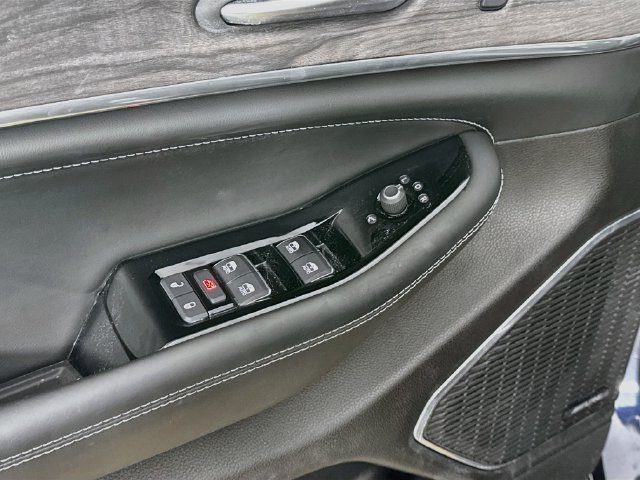 Used 2025 Jeep Grand Cherokee Overland w/ Luxury Tech Group IV AWD/4WD image 18