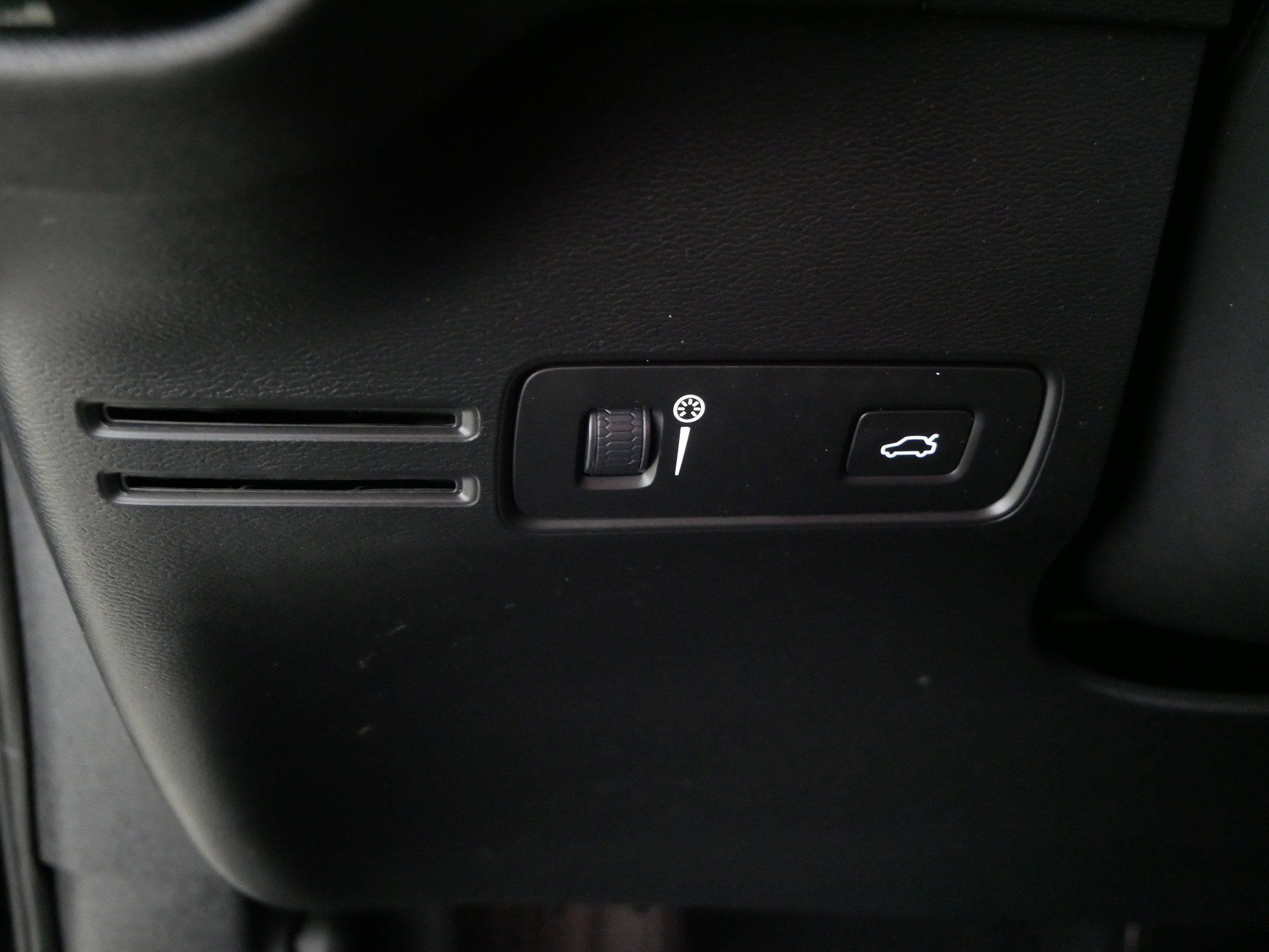 Used 2021 Volvo XC40 T5 Momentum image 26