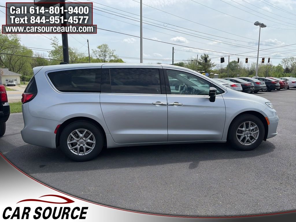 Used 2024 Chrysler Pacifica Touring-L FWD image 4