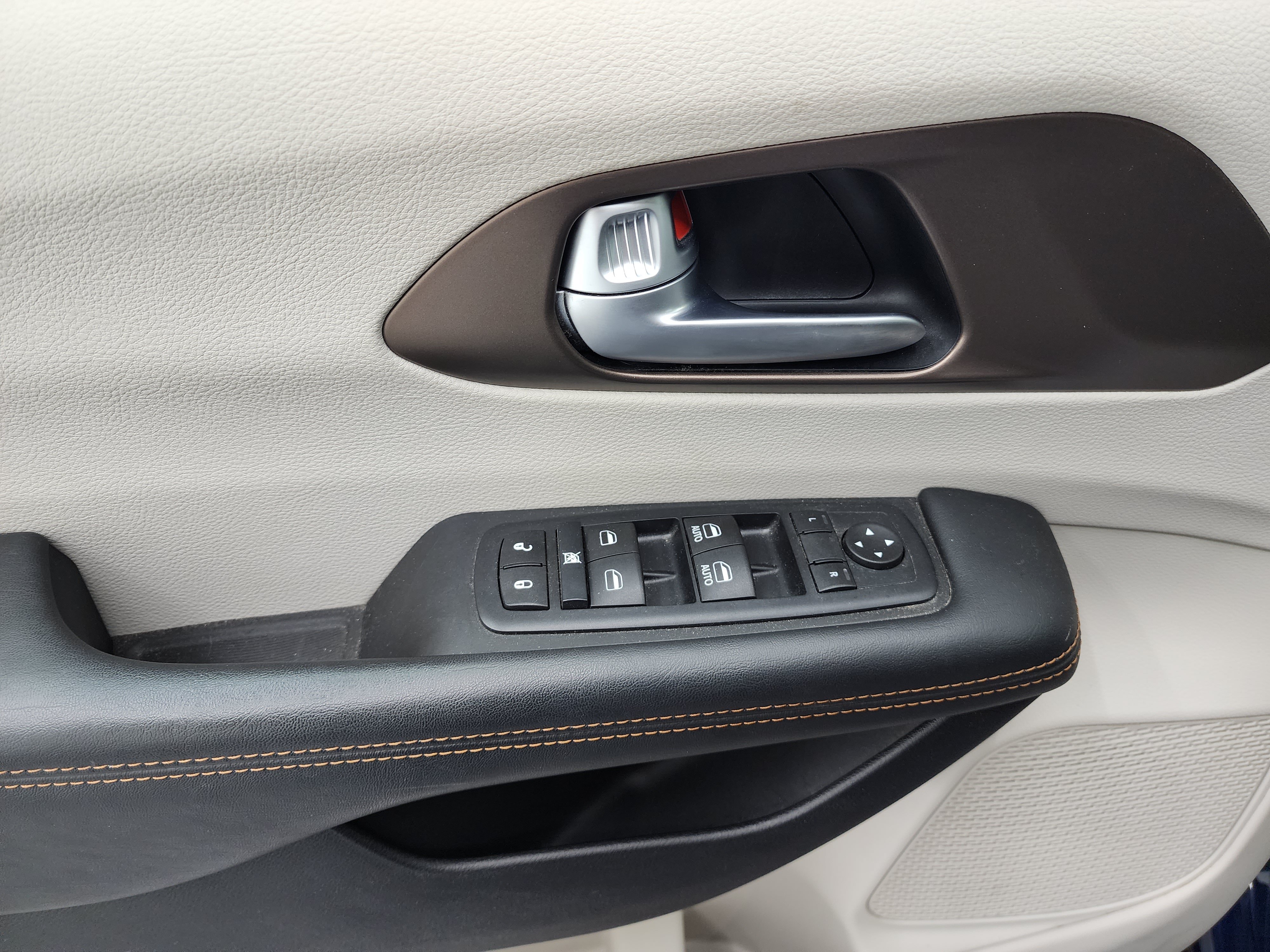 Used 2017 Chrysler Pacifica Touring-L FWD image 39
