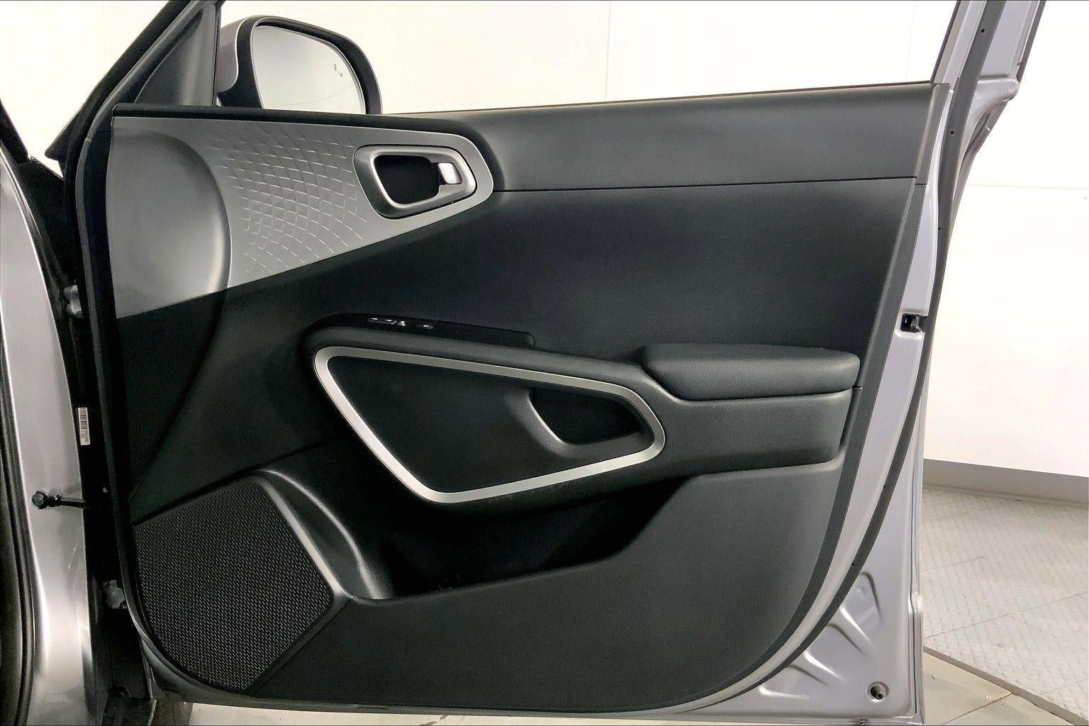 Used 2025 Kia Soul LX w/ LX Technology Package FWD image 25