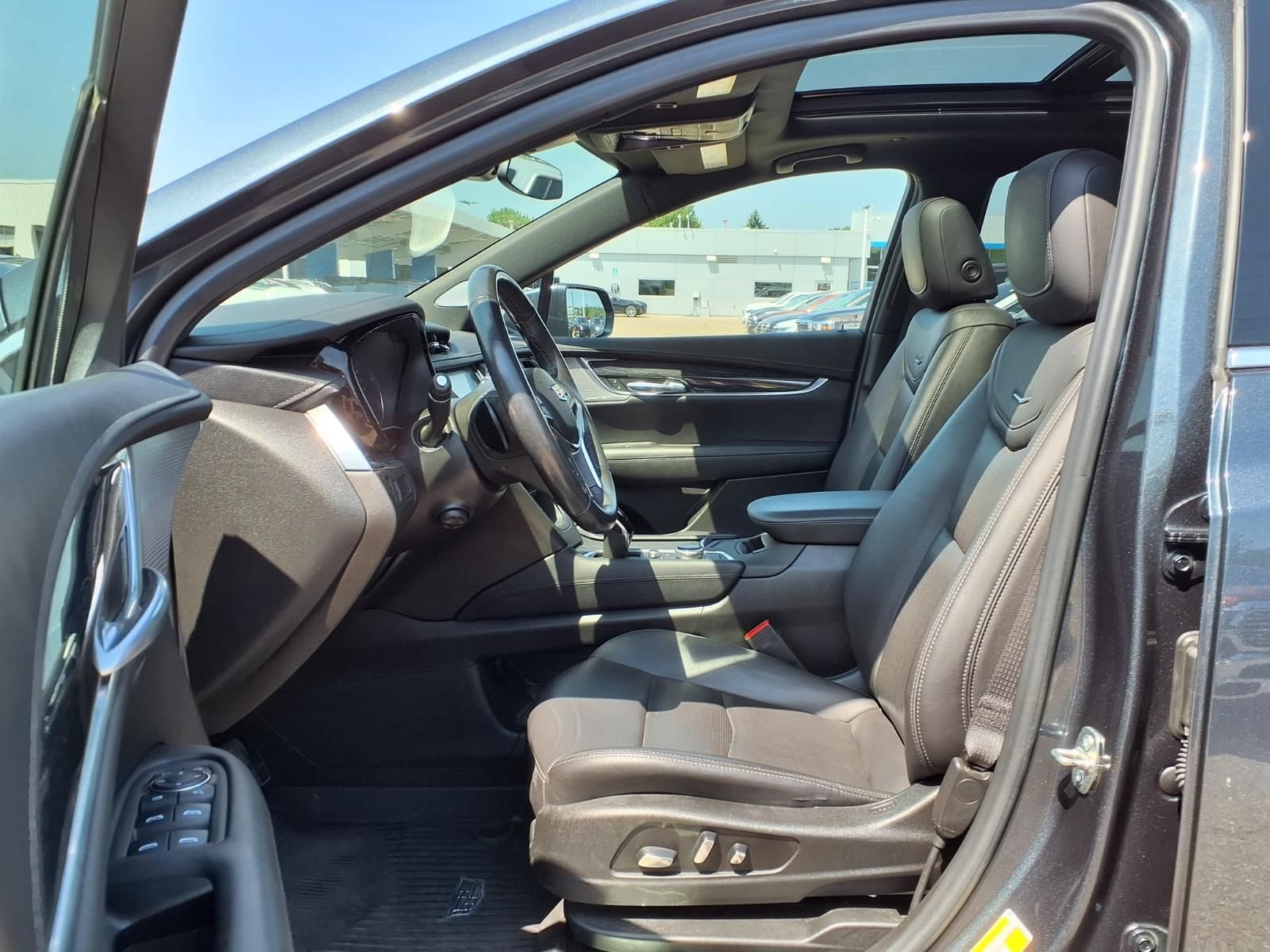 Used 2020 Cadillac XT5 Premium Luxury w/ LPO, Floor Liner Package AWD/4WD image 17