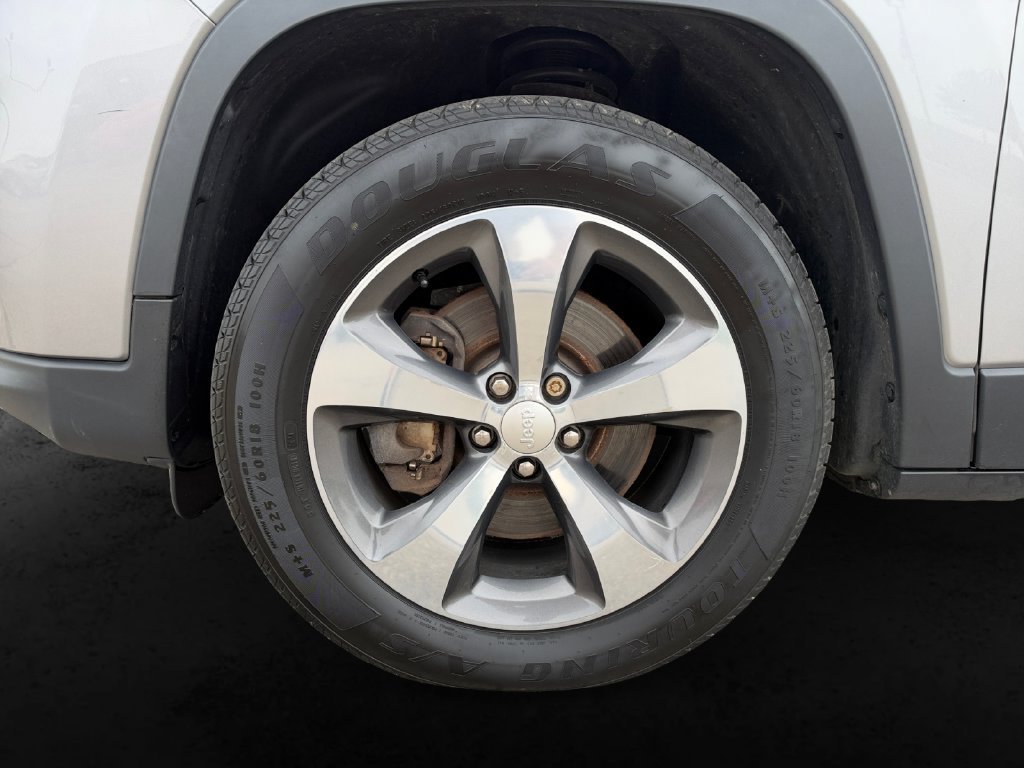 Used 2019 Jeep Cherokee Limited AWD/4WD image 11