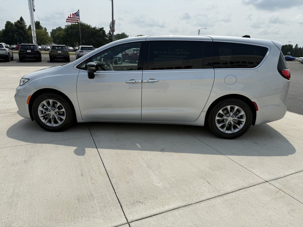 Used 2026 Chrysler Pacifica Limited FWD image 5