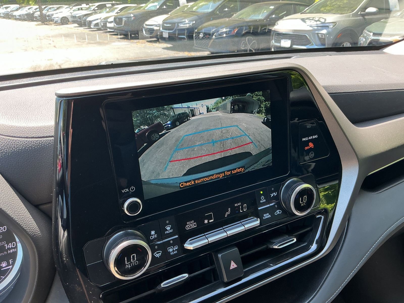 Used 2025 Toyota Highlander LE FWD image 22