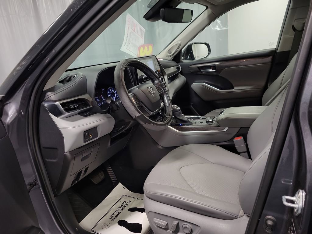 Used 2021 Toyota Highlander Limited image 12