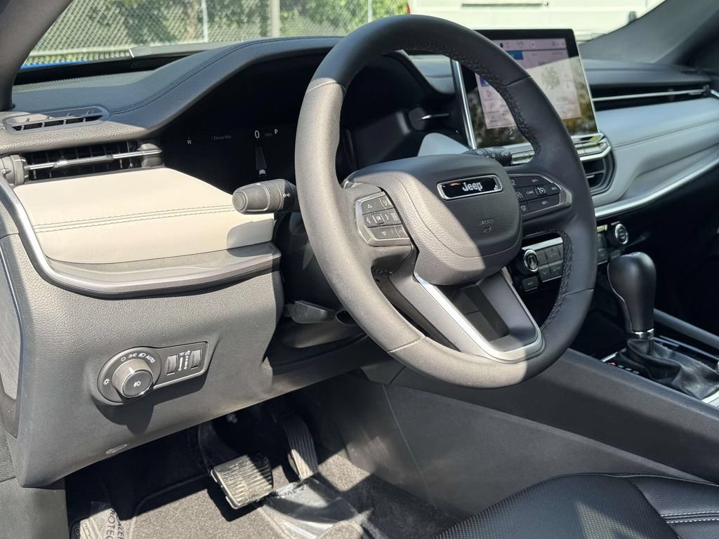 Used 2025 Jeep Compass Limited w/ Elite Group AWD/4WD image 2