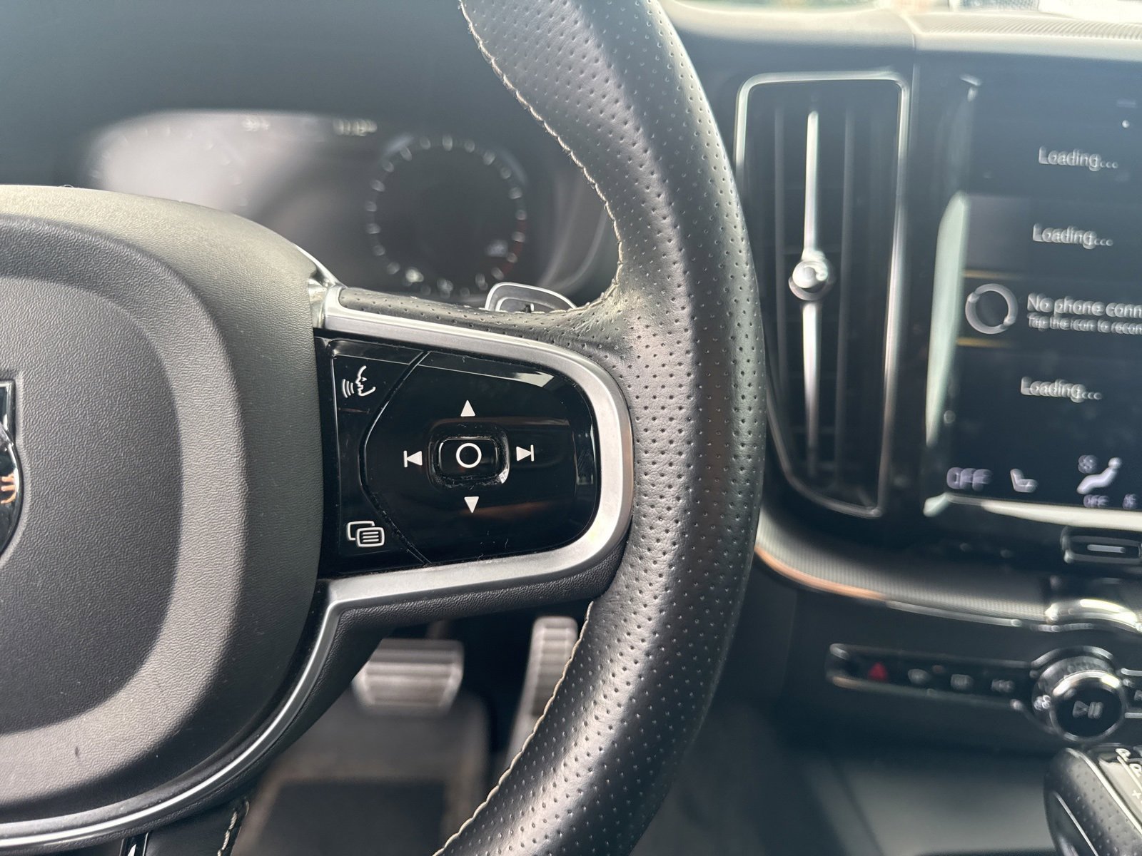 Used 2018 Volvo XC60 T6 R-Design w/ Convenience Package image 12