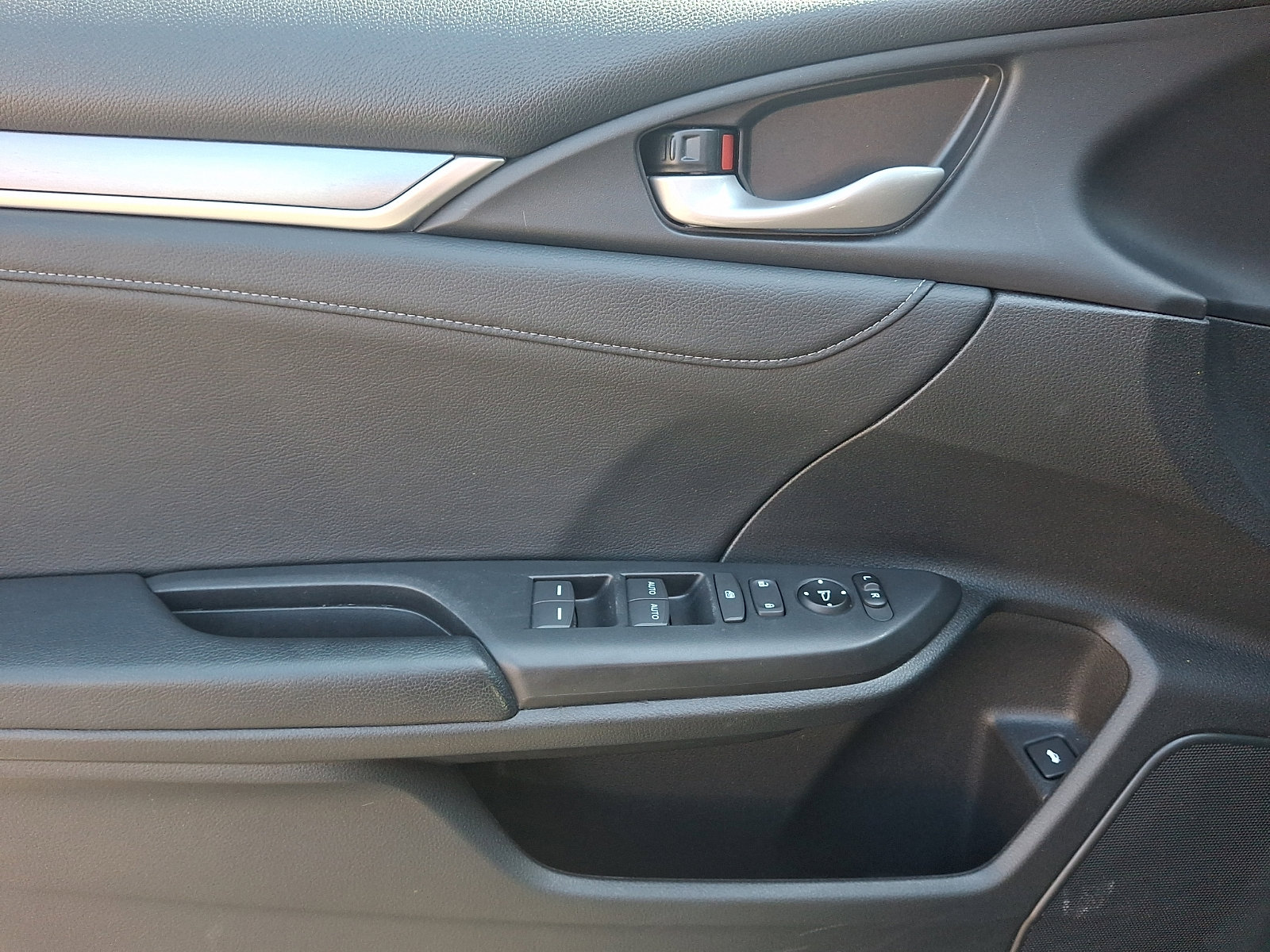 Used 2018 Honda Civic Touring image 11