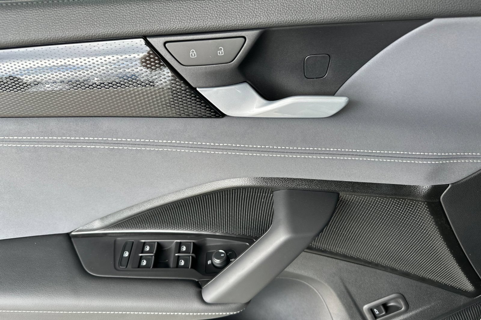 New 2026 Volkswagen Tiguan SE R-Line AWD/4WD image 11