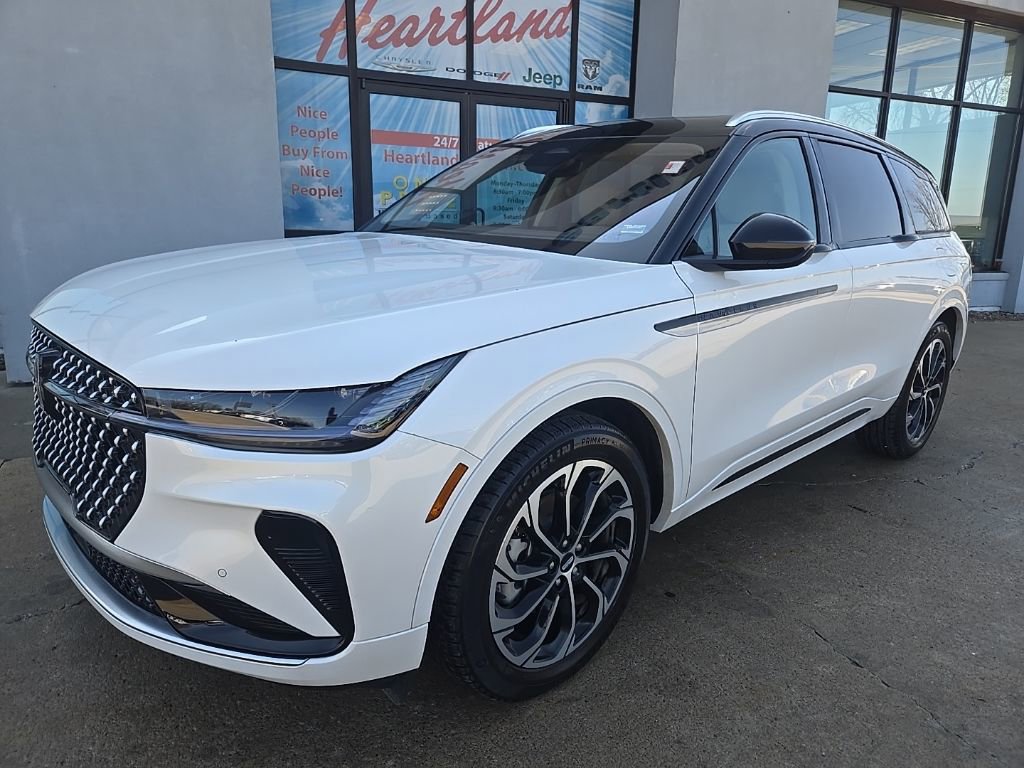 Used 2025 Lincoln Nautilus Reserve image 2