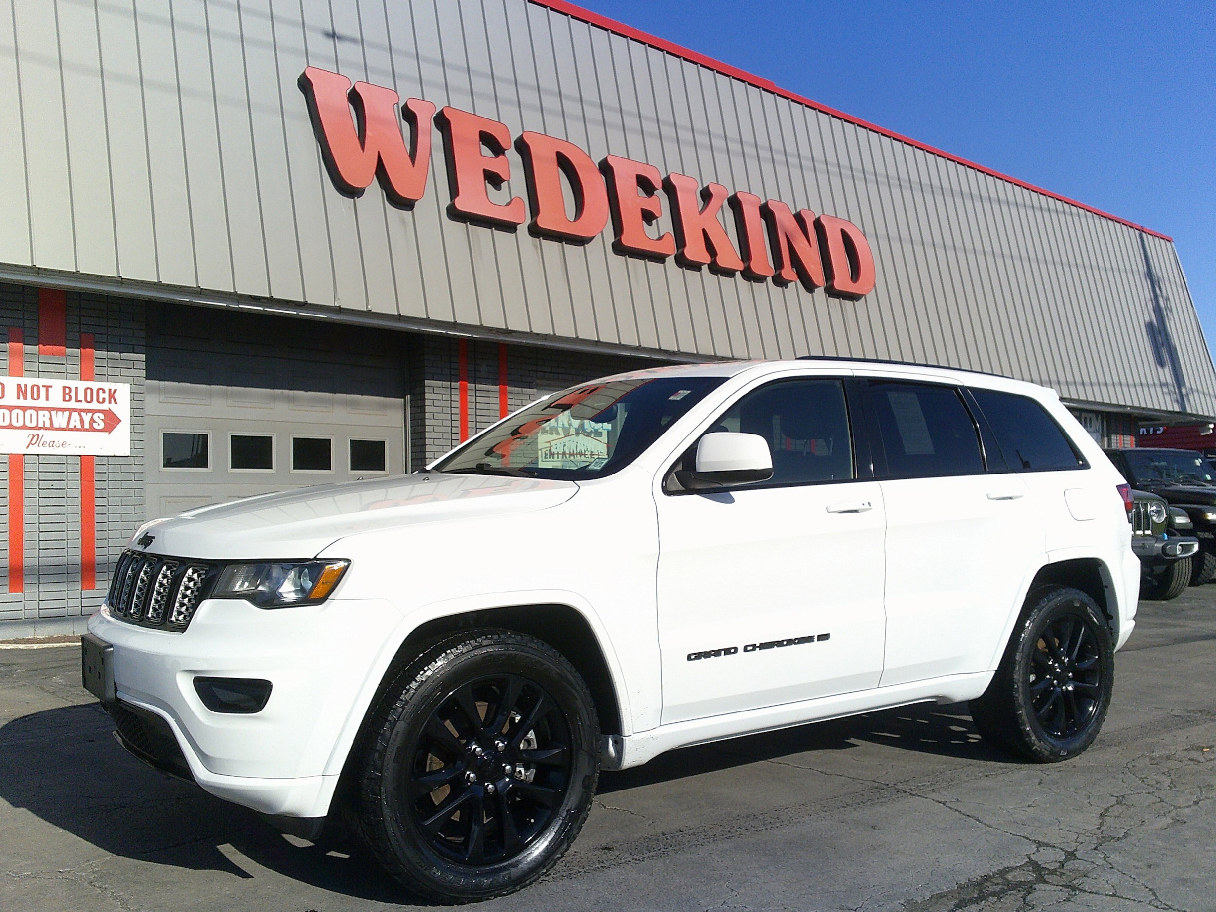 Used 2022 Jeep Grand Cherokee Laredo X image 1