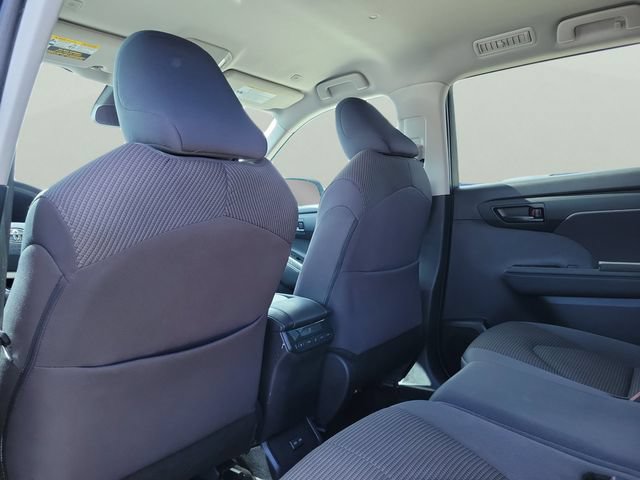 Used 2024 Toyota Highlander LE FWD image 8