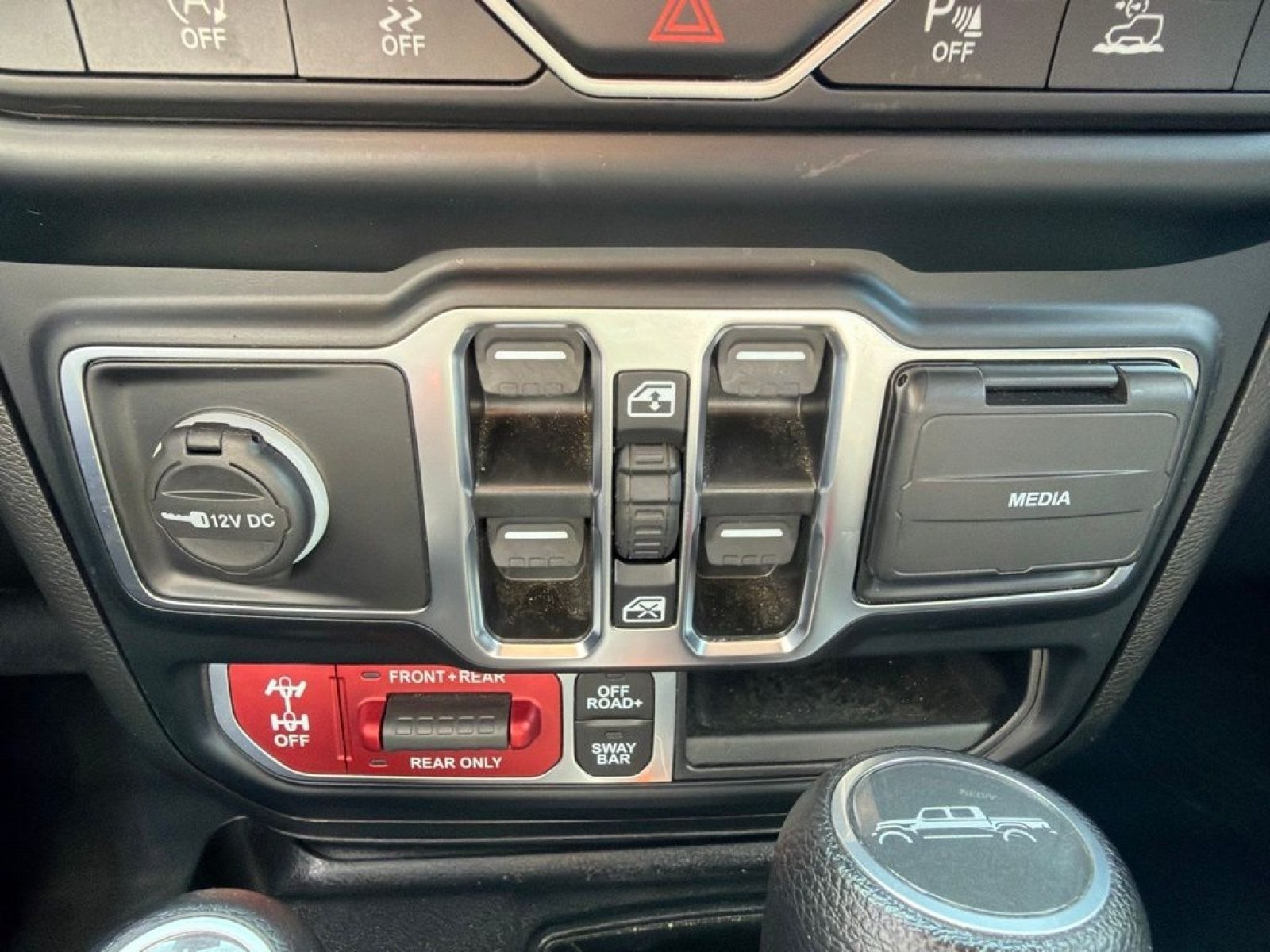 Used 2023 Jeep Gladiator Rubicon w/ LED Lighting Group AWD/4WD image 18