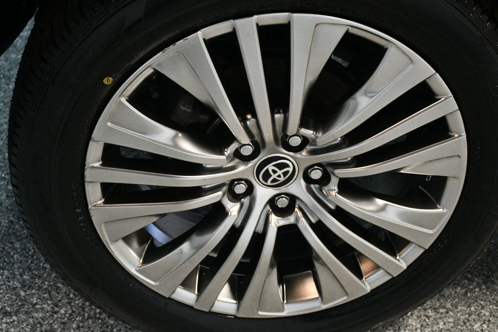 Used 2022 Toyota Venza XLE image 19