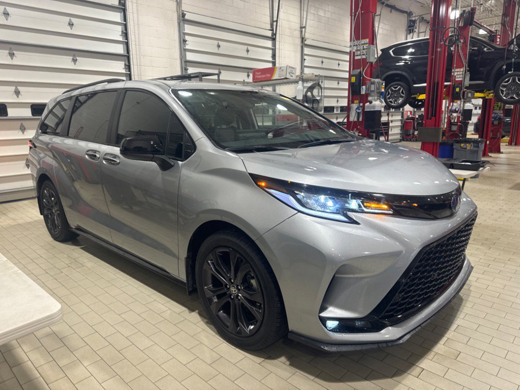 Used 2025 Toyota Sienna XSE w/ XSE Plus Package image 16