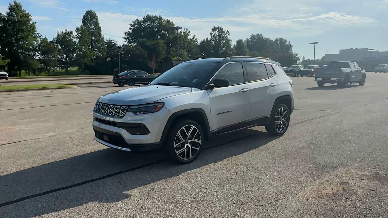 Used 2025 Jeep Compass Limited w/ Elite Group AWD/4WD image 4