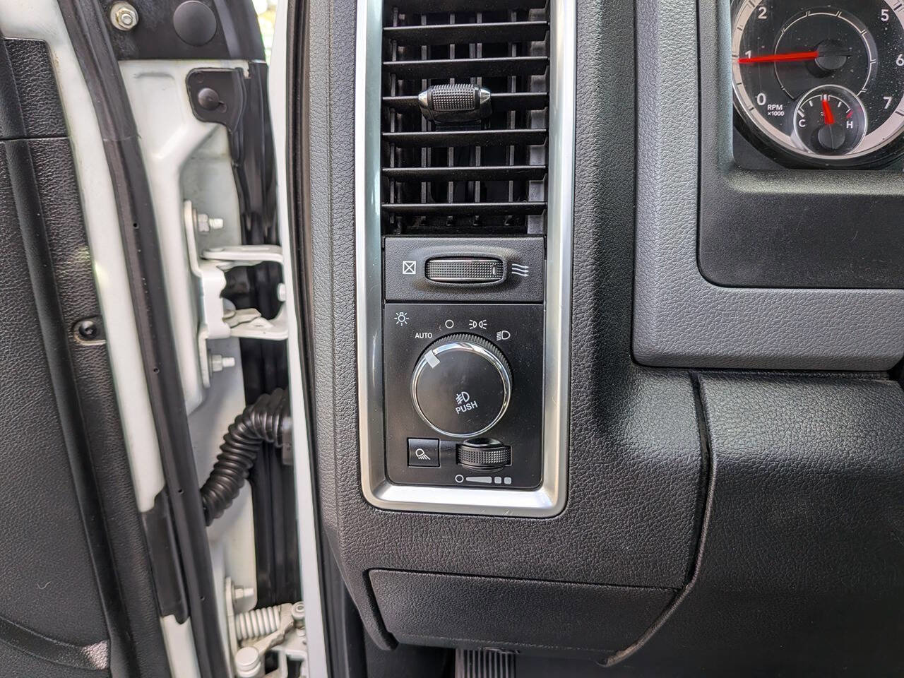 Used 2017 RAM 1500 Classic SLT AWD/4WD image 11