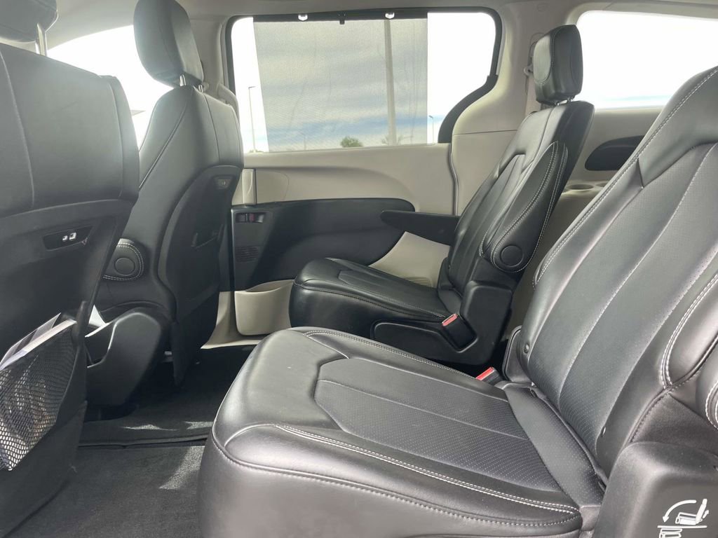 Used 2024 Chrysler Pacifica Touring-L image 21