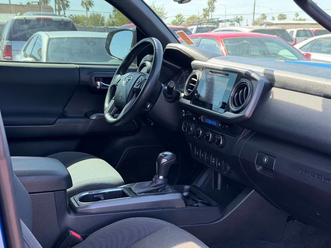 Used 2017 Toyota Tacoma TRD Off-Road w/ Premium & Technology Package AWD/4WD image 27
