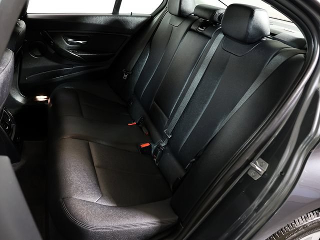 Used 2018 BMW 320i xDrive Sedan w/ Convenience Package AWD/4WD image 13