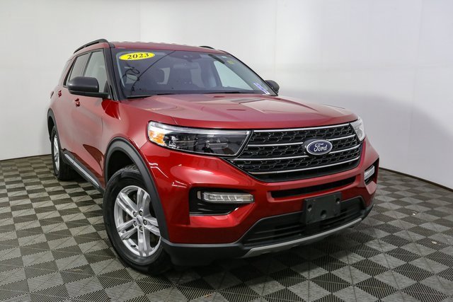 Used 2023 Ford Explorer XLT w/ Equipment Group 202A image 3