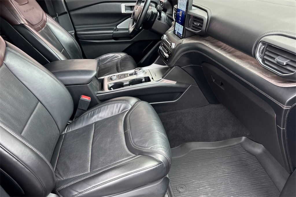 Used 2020 Ford Explorer Platinum w/ Premium Technology Package image 16
