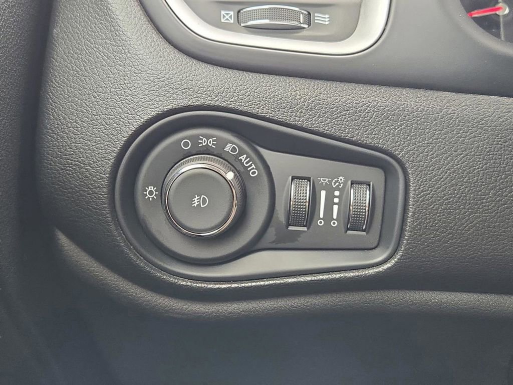 Used 2018 Jeep Renegade Latitude image 19