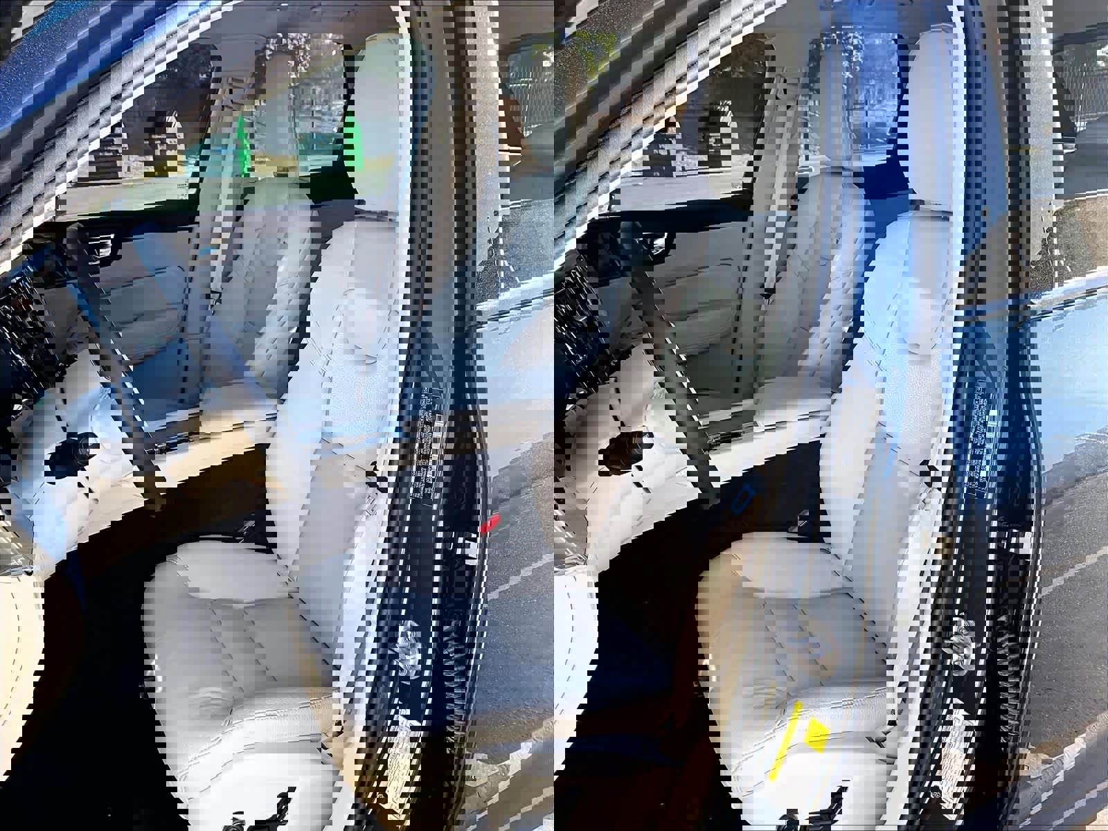 Used 2025 Volvo XC60 T8 Plus w/ Protection Package Premier image 28