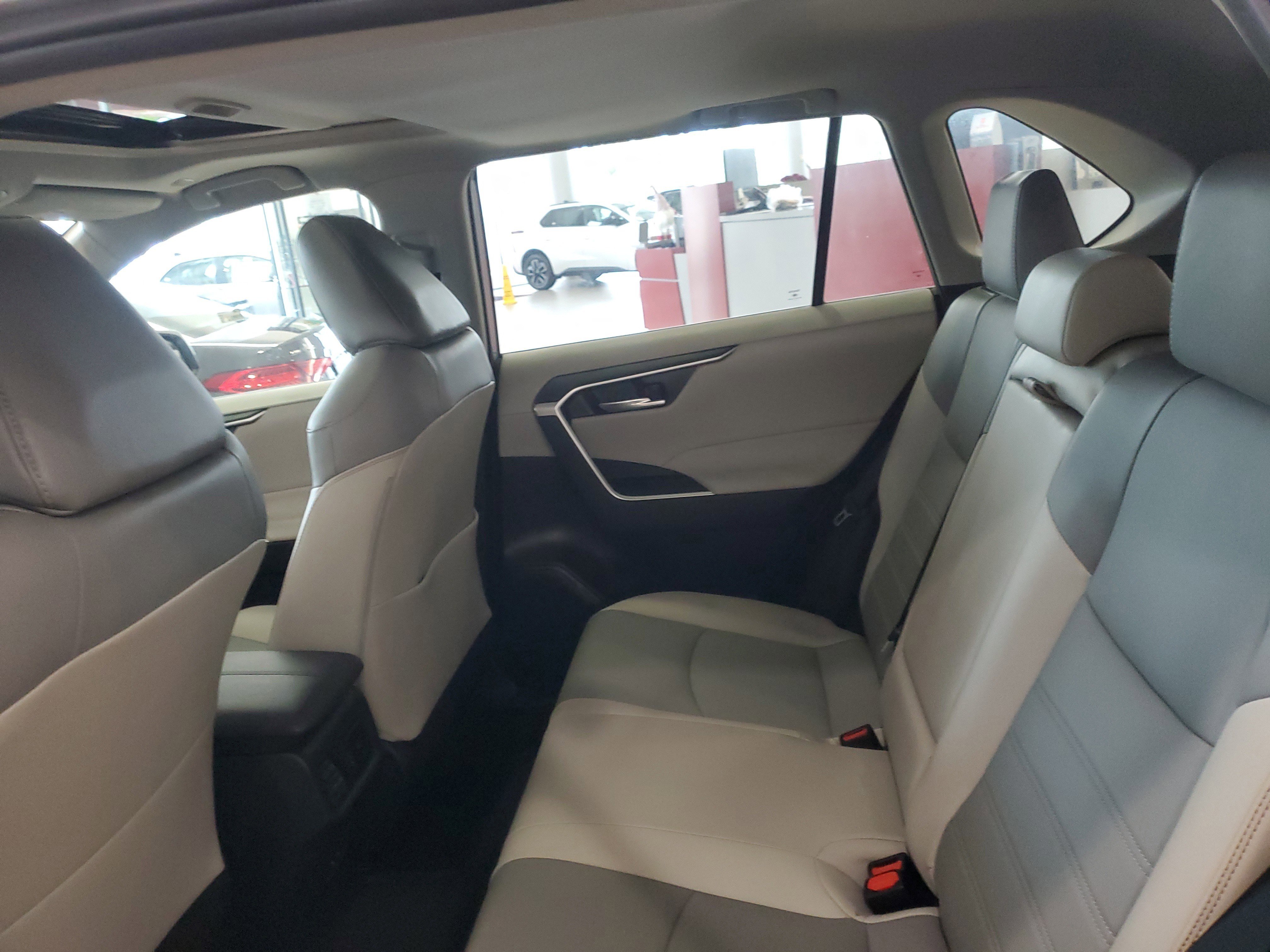 Used 2023 Toyota RAV4 XLE Premium image 9