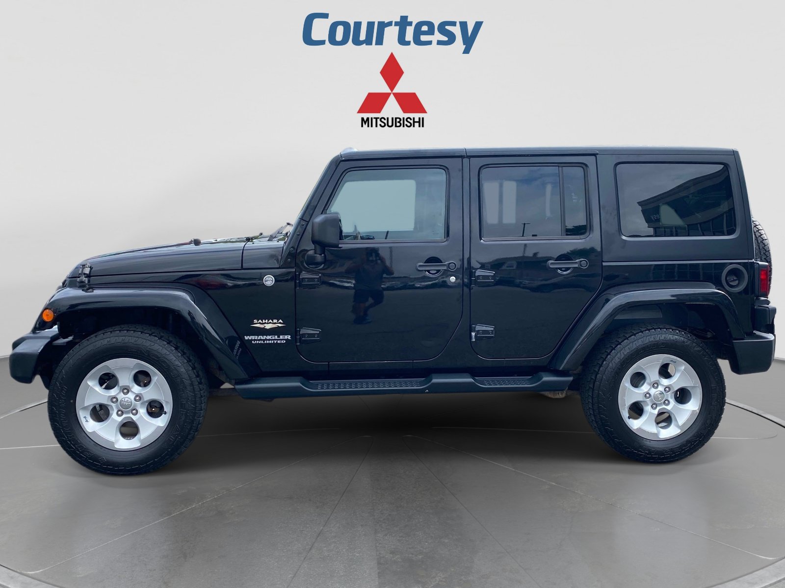 Used 2014 Jeep Wrangler Unlimited Sahara w/ Connectivity Group AWD/4WD image 2
