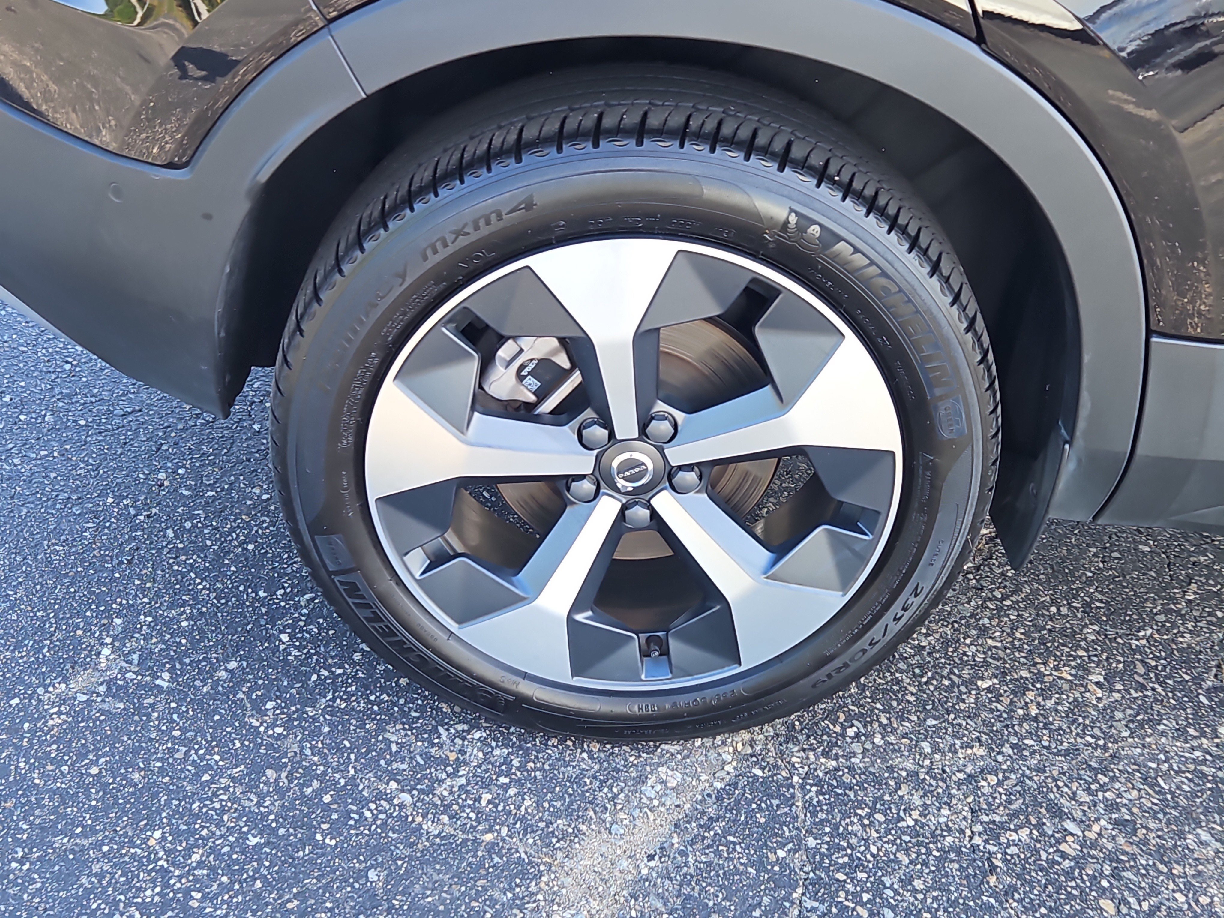 Used 2025 Volvo XC40 B5 Plus AWD/4WD image 4