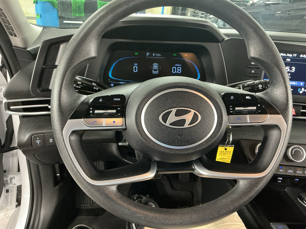 Certified 2025 Hyundai Elantra SE FWD image 9