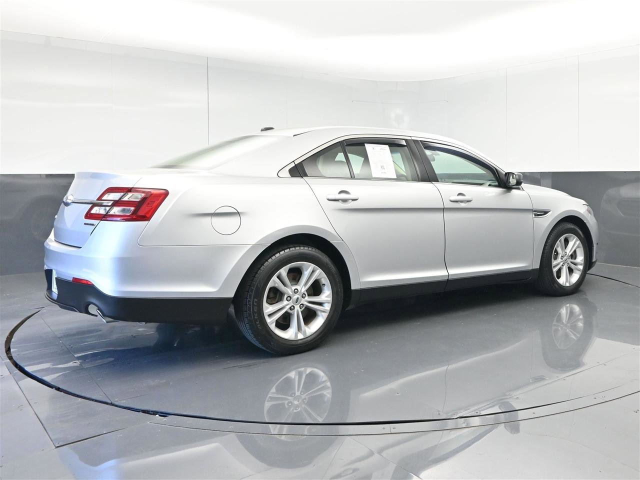 Used 2019 Ford Taurus SE FWD image 5