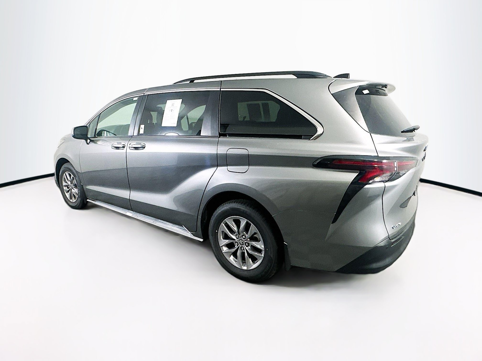 Used 2026 Toyota Sienna XLE FWD image 5