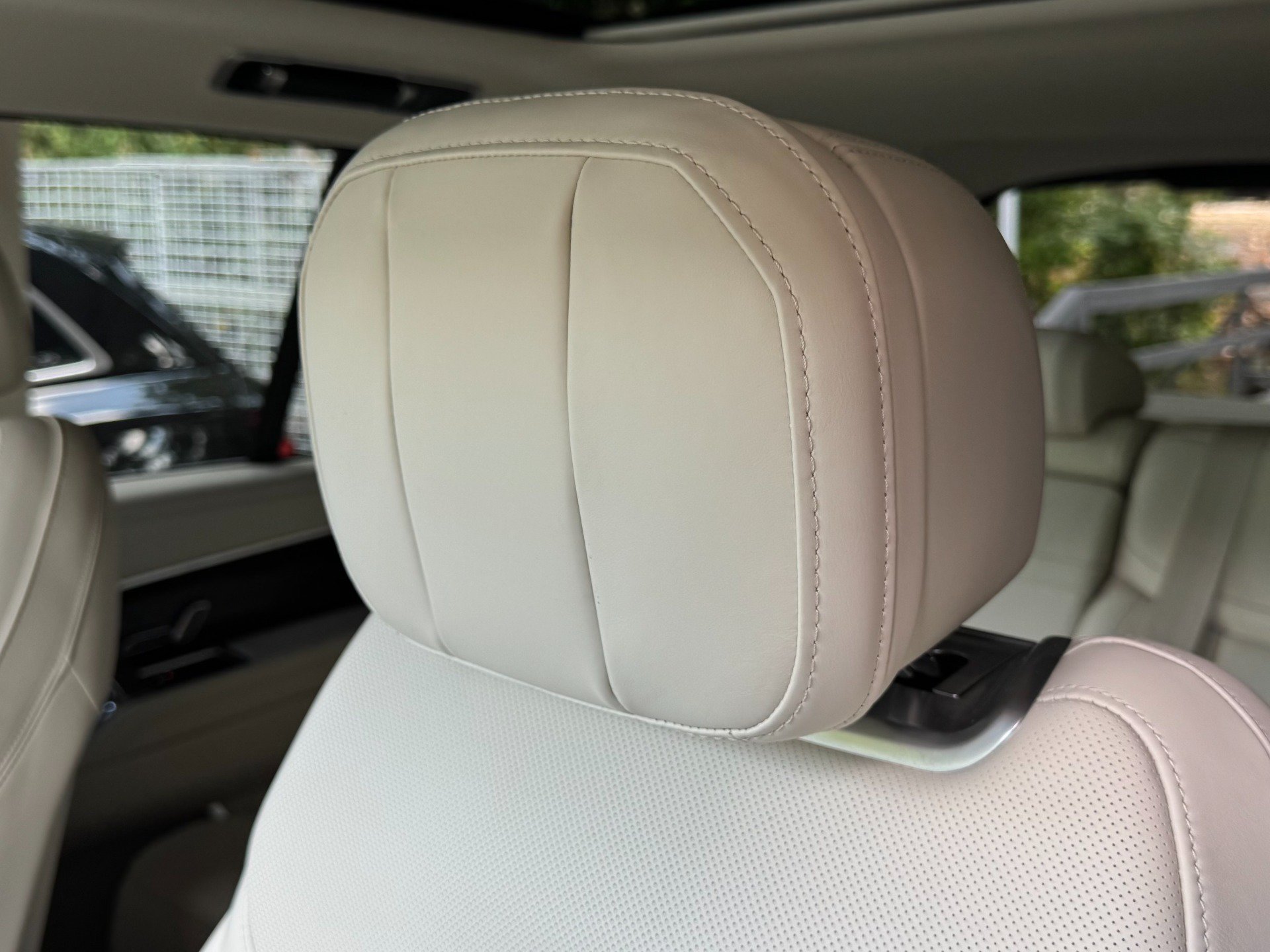 Used 2025 Land Rover Range Rover SE AWD/4WD image 13