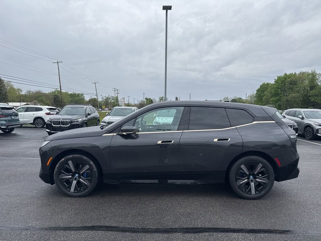 Used 2024 BMW iX xDrive50 w/ Premium Package AWD/4WD image 4