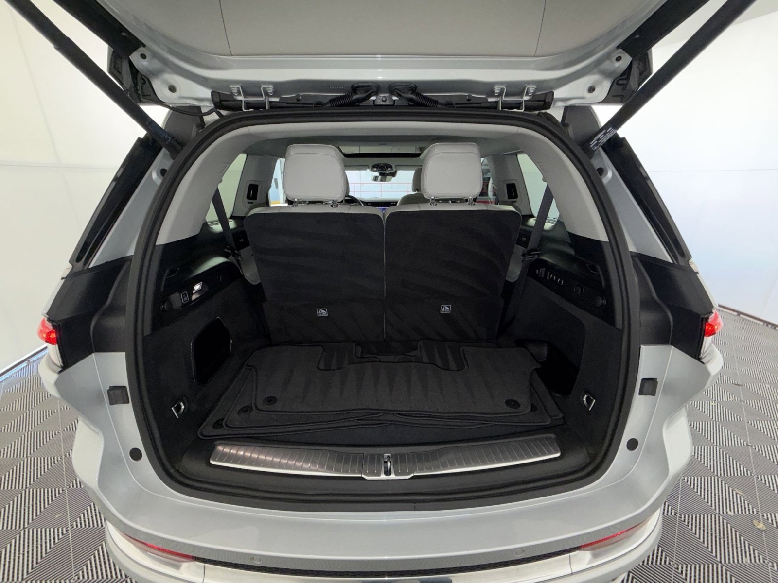 Used 2023 Jeep Grand Cherokee L Overland image 27