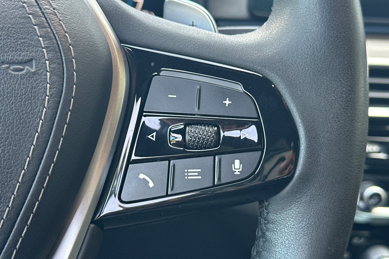 Certified 2023 BMW 530e w/ Premium Package image 31