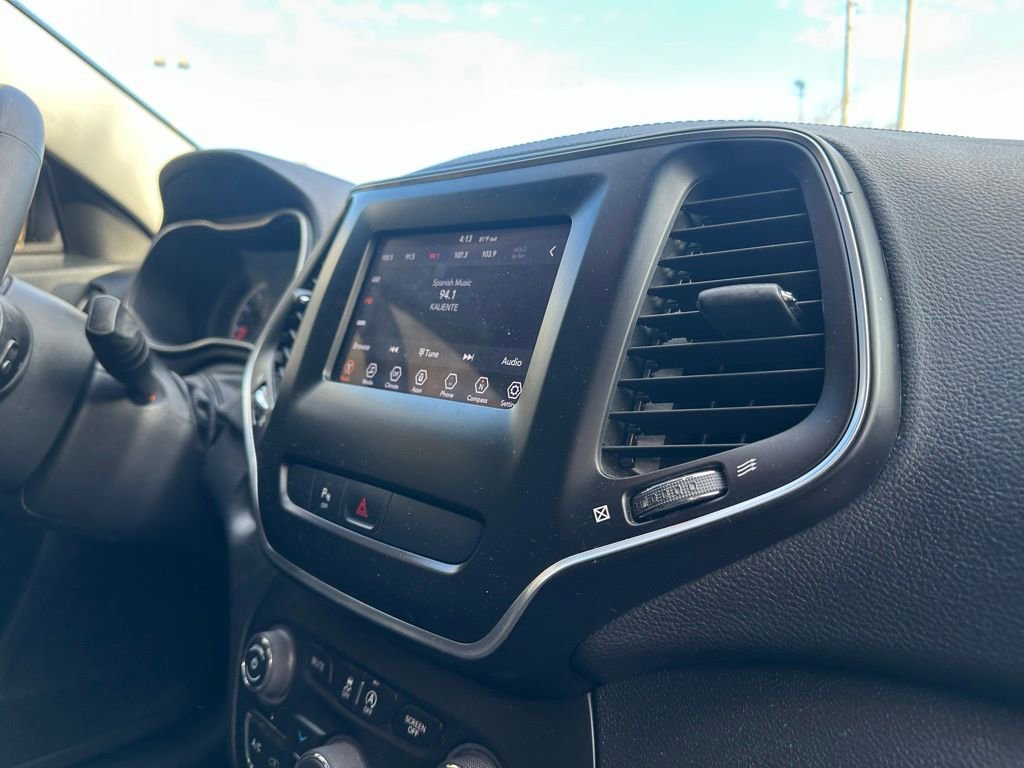 Used 2020 Jeep Cherokee Latitude Plus FWD image 30
