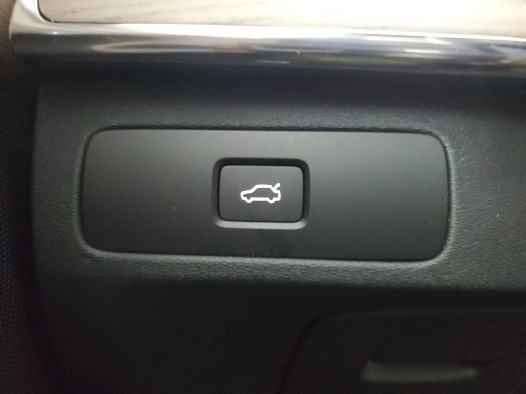 Certified 2025 Volvo XC90 B6 Core w/ Climate Package image 37