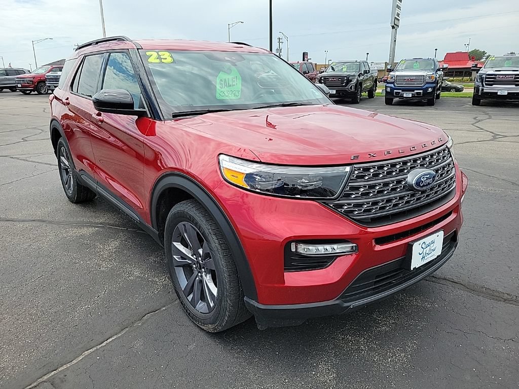 Used 2023 Ford Explorer XLT w/ Equipment Group 202A AWD/4WD image 3