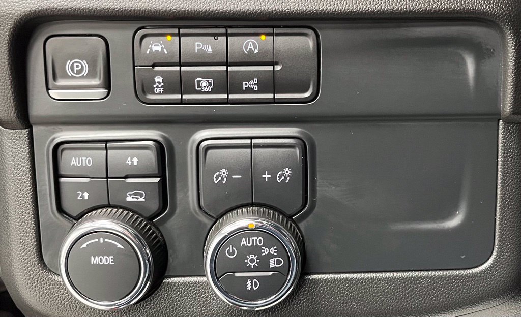 Used 2025 Chevrolet Suburban Premier AWD/4WD image 32