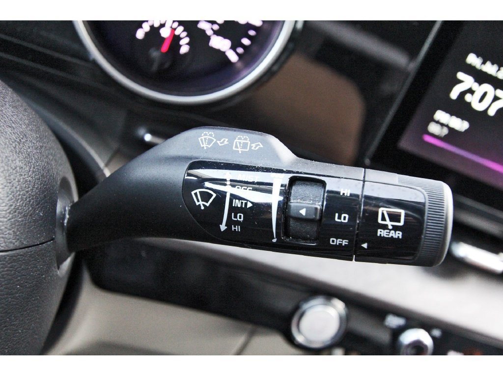 Used 2022 Kia Carnival EX FWD image 19