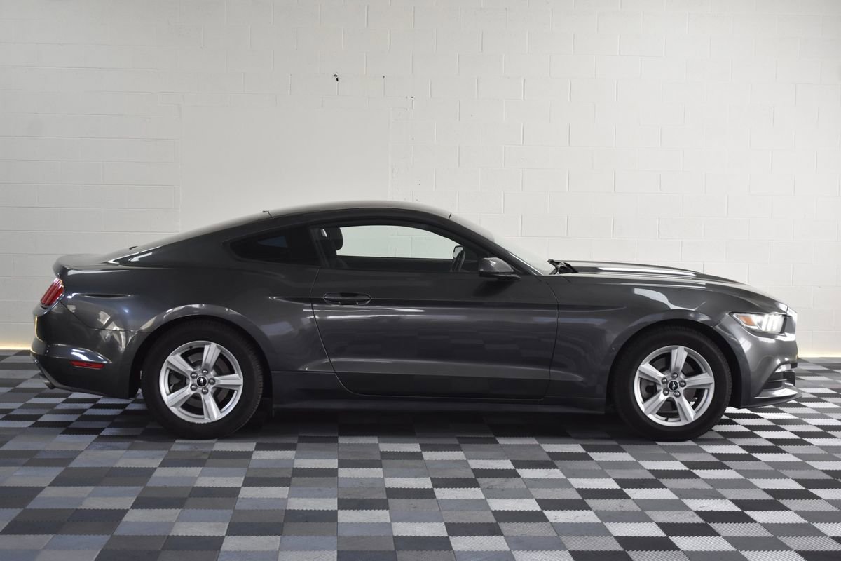 Used 2017 Ford Mustang Coupe image 7