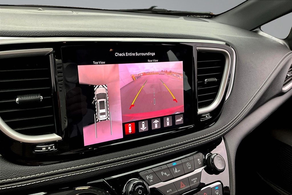 Used 2021 Chrysler Pacifica Touring-L w/ Uconnect Theater Family Group AWD/4WD image 14